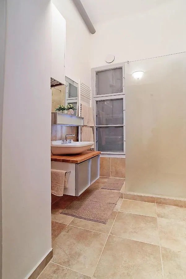 Beautiful 3 Bedroom Apartment In 7Th District Budapešť 0*,  Maďarsko